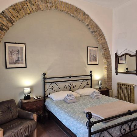 Mithra Hosting Hotel Rome Exterior photo
